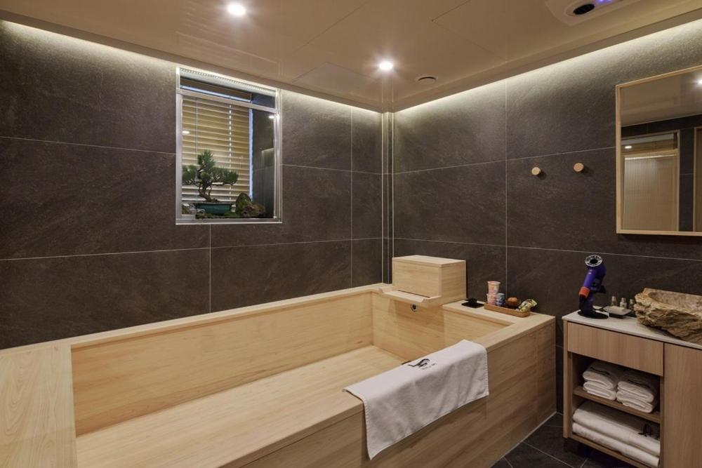 Whalero Gimpo Airport Guest house
